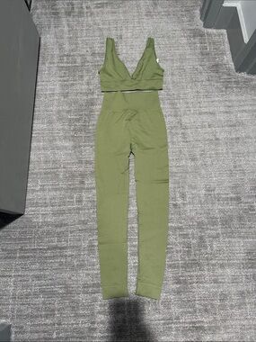WeWoreWhat Olive green Seamless High-Rise Legging xs & V-Neck Bralette small Set